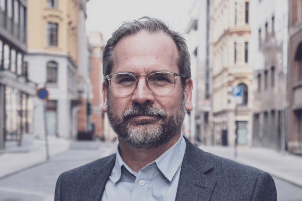 Per_Fjærestad2 Sikkerhetsnett: – En kredittsjekk tar man for å identifisere og verifisere hvem man skal gjøre business med. Har du ikke gjort det, så kan du i utgangspunktet ikke gi kreditt eller samarbeide. Risiko er alltid tilstede, og endrer seg konstant. Det gjelder å avdekke og forholde deg til en risiko, sier Country Manager i Creditsafe Norge, Per Fjærestad.